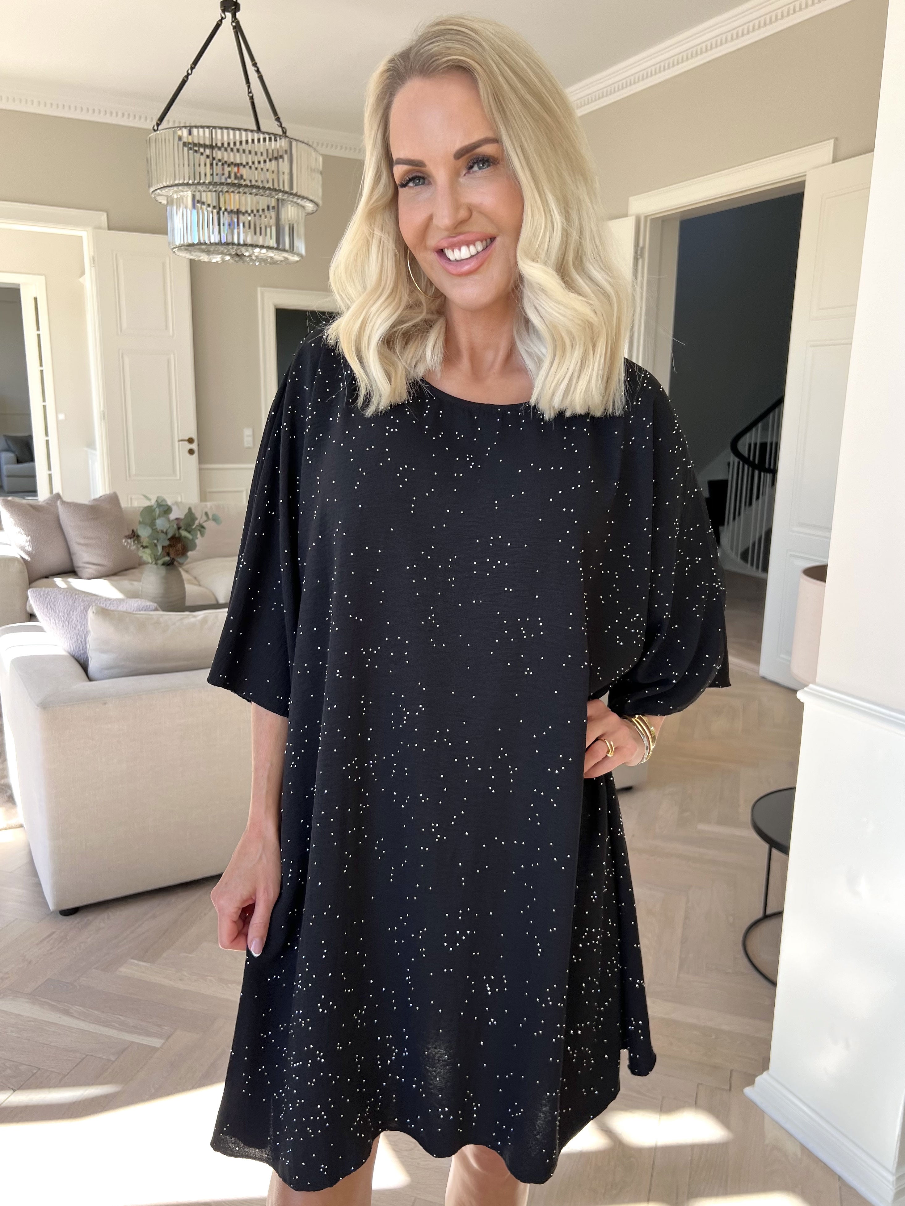 Johanne - Fin ensfarvet kjole pyntet med similisten